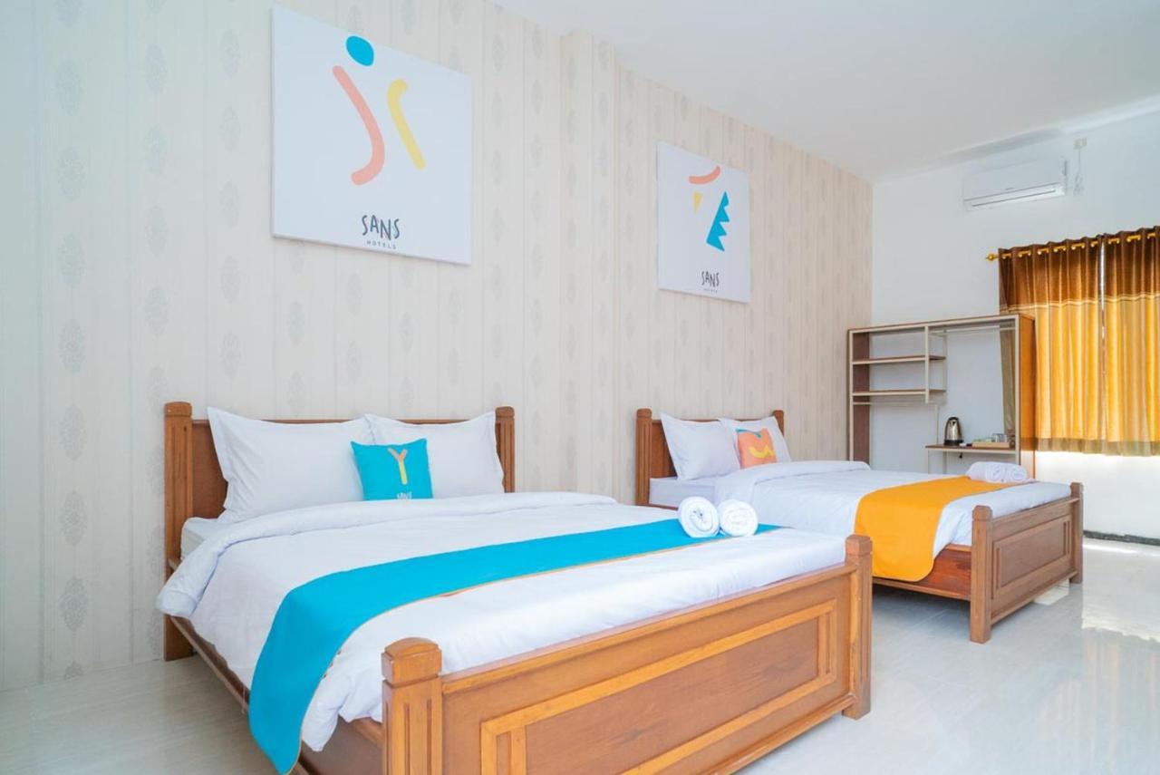 Sans Hotel Queen Batu Sumber Brantas Экстерьер фото