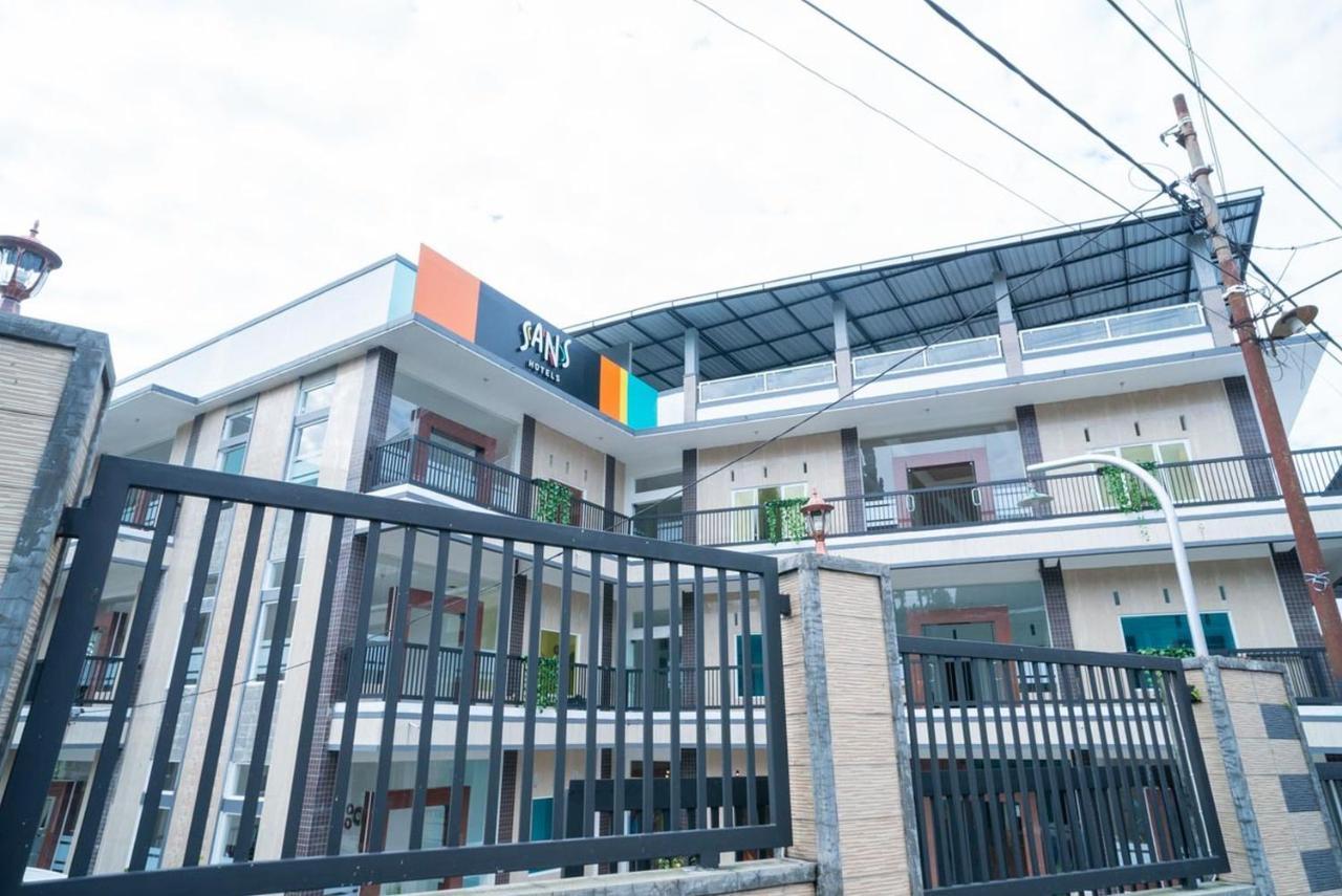 Sans Hotel Queen Batu Sumber Brantas Экстерьер фото