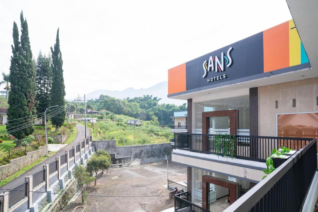 Sans Hotel Queen Batu Sumber Brantas Экстерьер фото