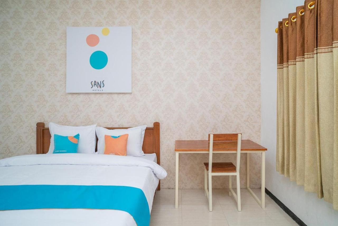 Sans Hotel Queen Batu Sumber Brantas Экстерьер фото