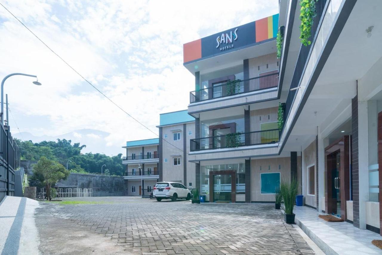 Sans Hotel Queen Batu Sumber Brantas Экстерьер фото