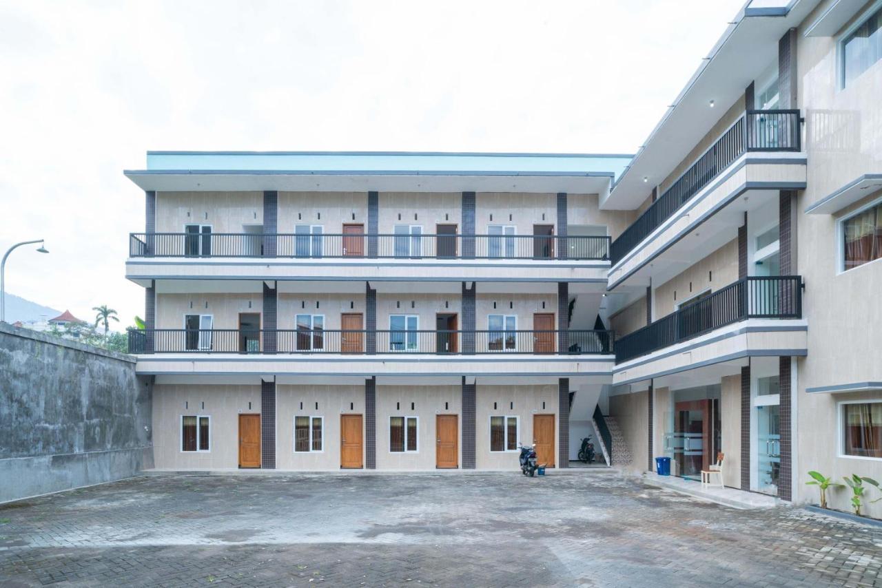 Sans Hotel Queen Batu Sumber Brantas Экстерьер фото