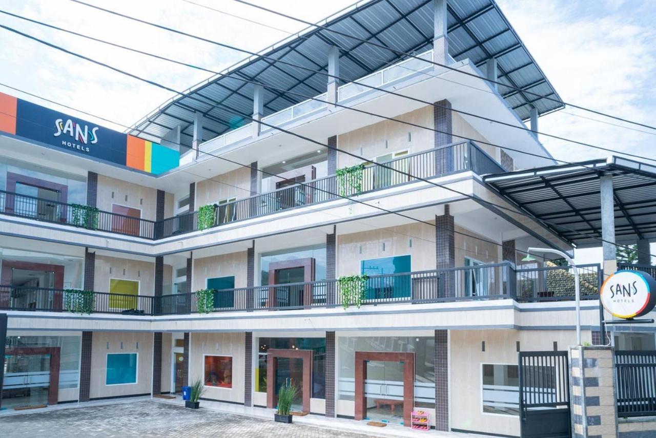 Sans Hotel Queen Batu Sumber Brantas Экстерьер фото