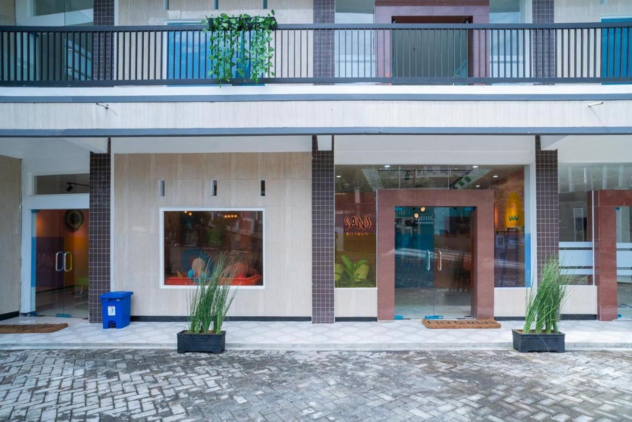 Sans Hotel Queen Batu Sumber Brantas Экстерьер фото